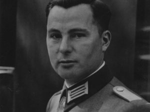 800px-le2525cc252581on_degrelle_portrait