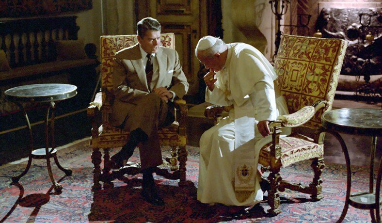 Le président Ronald Reagan et Jean-Paul II se sont rencontrés à la bibliothèque du Vatican le 7 juin 1982, où ils ont convenu d'entreprendre une campagne secrète pour aider à la chute de l'Union soviétique.